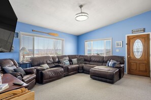 TV - Dog Friendly with a View (Garden City)