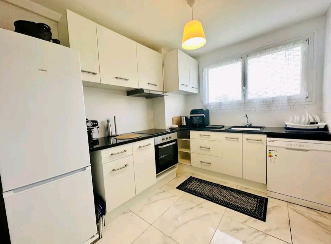 Kjøleskap, ovn, kokeplater og oppvaskmaskin