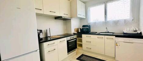 Frigorífico, horno, placa de cocina y lavavajillas