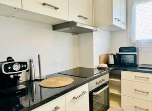 Réfrigérateur, four, plaque de cuisson, lave-vaisselle