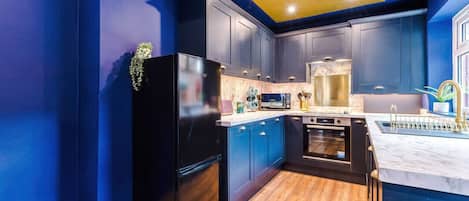 Refrigerador con freezer, microondas, horno, placa de cocina