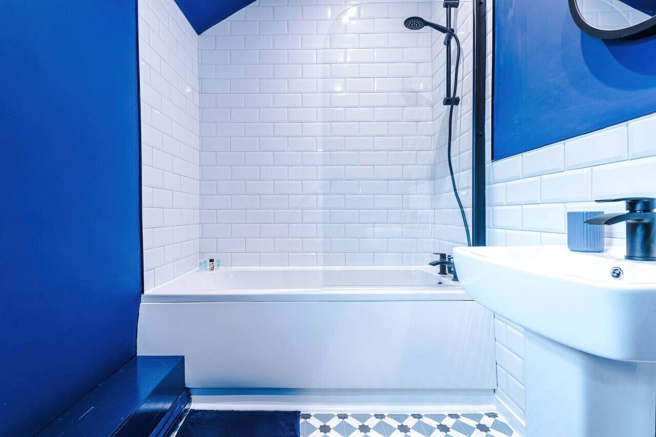 Rainfall showerhead, hair dryer, towels