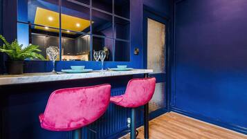 Full-size fridge, microwave, oven, stovetop