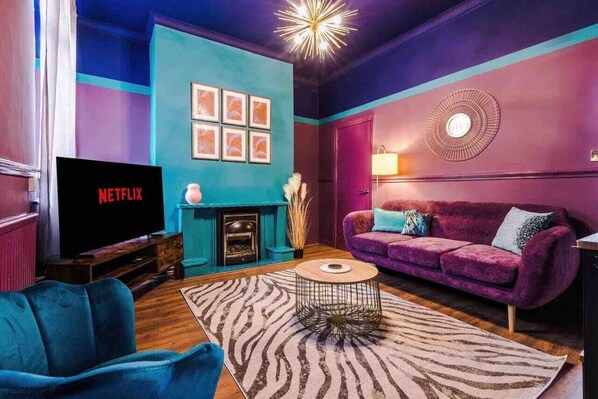 42-inch LED TV with digital channels, Netflix, streaming services - Large 5 Bedroom Home perfect for groups (Salford)