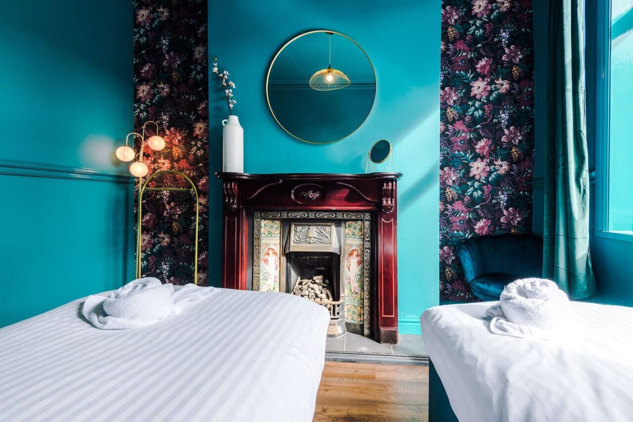 5 kamar tidur, meja kerja, dan ruang kerja ramah laptop