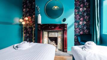 5 phòng ngủ, bàn, khu vực làm việc phù hợp cho laptop