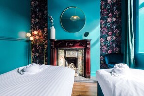 5 bedrooms, desk, laptop workspace, iron/ironing board - Large 5 Bedroom Home perfect for groups (Salford)