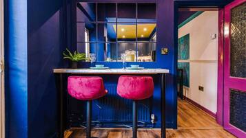 Full-sized fridge, microwave, oven, stovetop