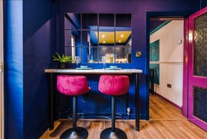 Full-size fridge, microwave, oven, stovetop - Large 5 Bedroom Home perfect for groups (Salford)