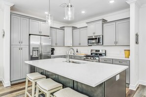 Fridge, microwave, oven, stovetop - DOWNTOWN PENSACOLA BUNGALOW (Pensacola)