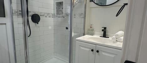 Douche, séchoir à cheveux, serviettes fournies, savon