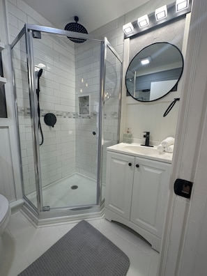 Shower, hair dryer, towels, soap - Guesthouse Super Clean and private.  (Los Angeles)