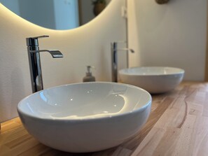 Shower, hair dryer, towels, soap - Appartement Spacieux en Plein Coeur de Sainte-mère-eglise (Sainte-Mère-Église)