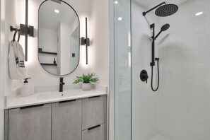 Shower, hair dryer, towels, soap - Multi-Level Luxury Townhome in Leslieville (Toronto)