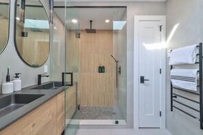 Chuveiro, secador de cabelo, toalhas de banho, sabonete