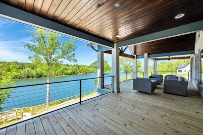 Emerald Escape @ Lewis Smith Lake. Luxury lake getaway with panoramic views!