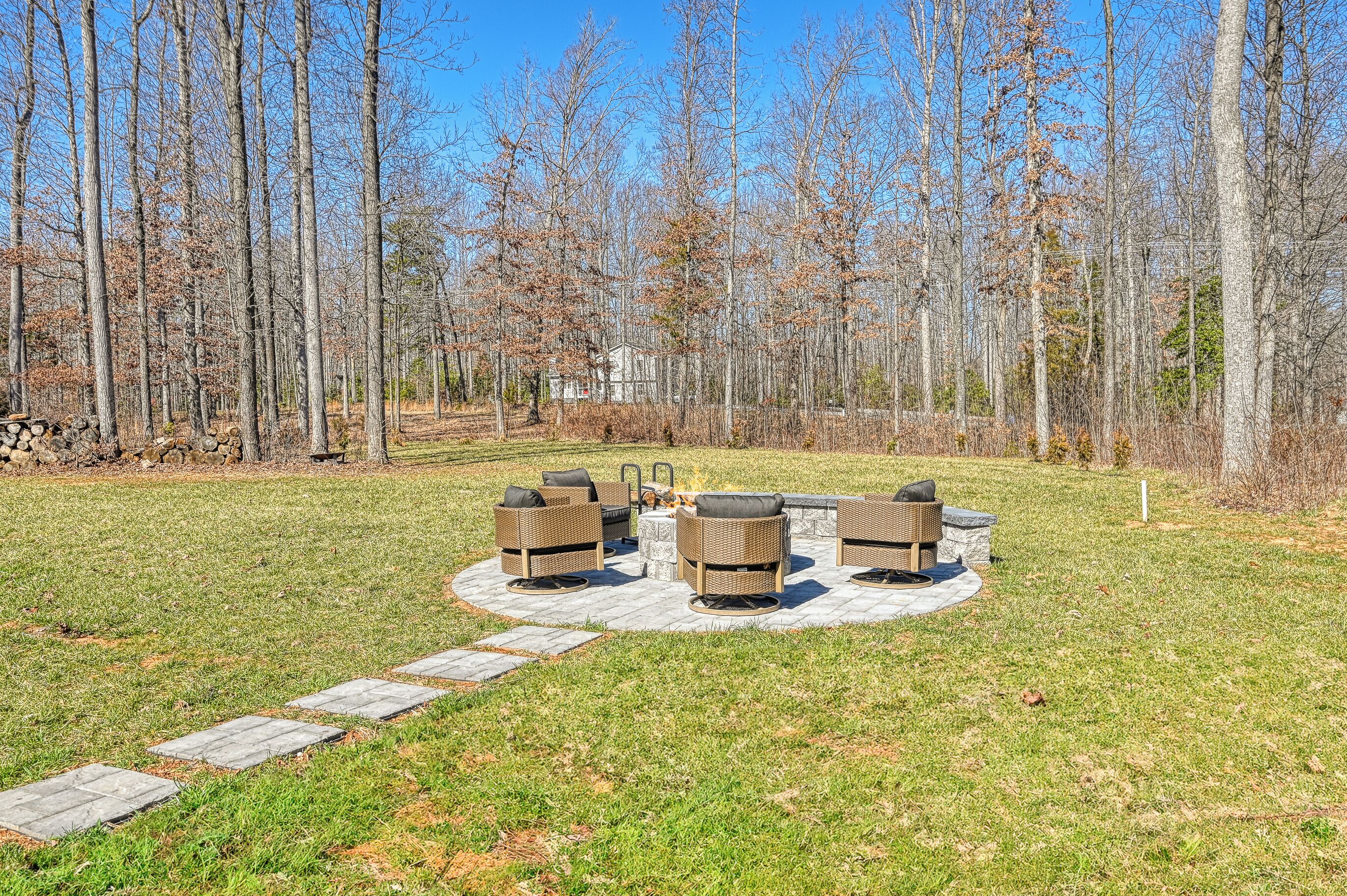 NEW to market . Cozy Cottage  with Hot Tub,Fire pit and Lake views. Warm side 