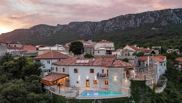 A villa with a swimming pool, surrounded by other buildings and mountains. - Castle with Stunning Views by Aneo Travel (Bribir)