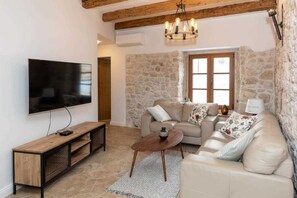 Fernseher, Kamin