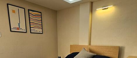 豪華開放式套房, 城市景觀 | 客房內保險箱、獨特裝潢、書桌、遮光布/窗簾