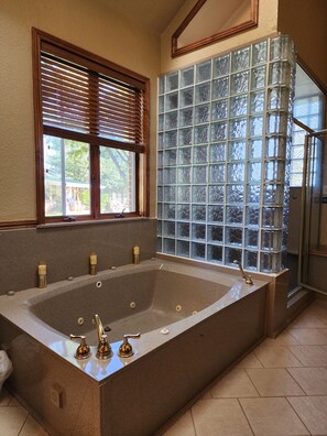 Dusche, Whirlpool, umweltfreundliche Kosmetikartikel, Haartrockner