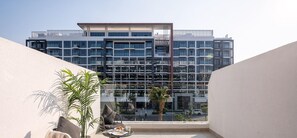 Apartment | Property grounds - 10mins From Dubai Mall Studio With a Large Balcony (Dubai)