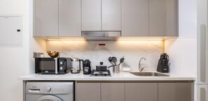 Apartment | Private kitchen | Fridge, microwave, oven, electric kettle - 10mins From Dubai Mall Studio With a Large Balcony (Dubai)