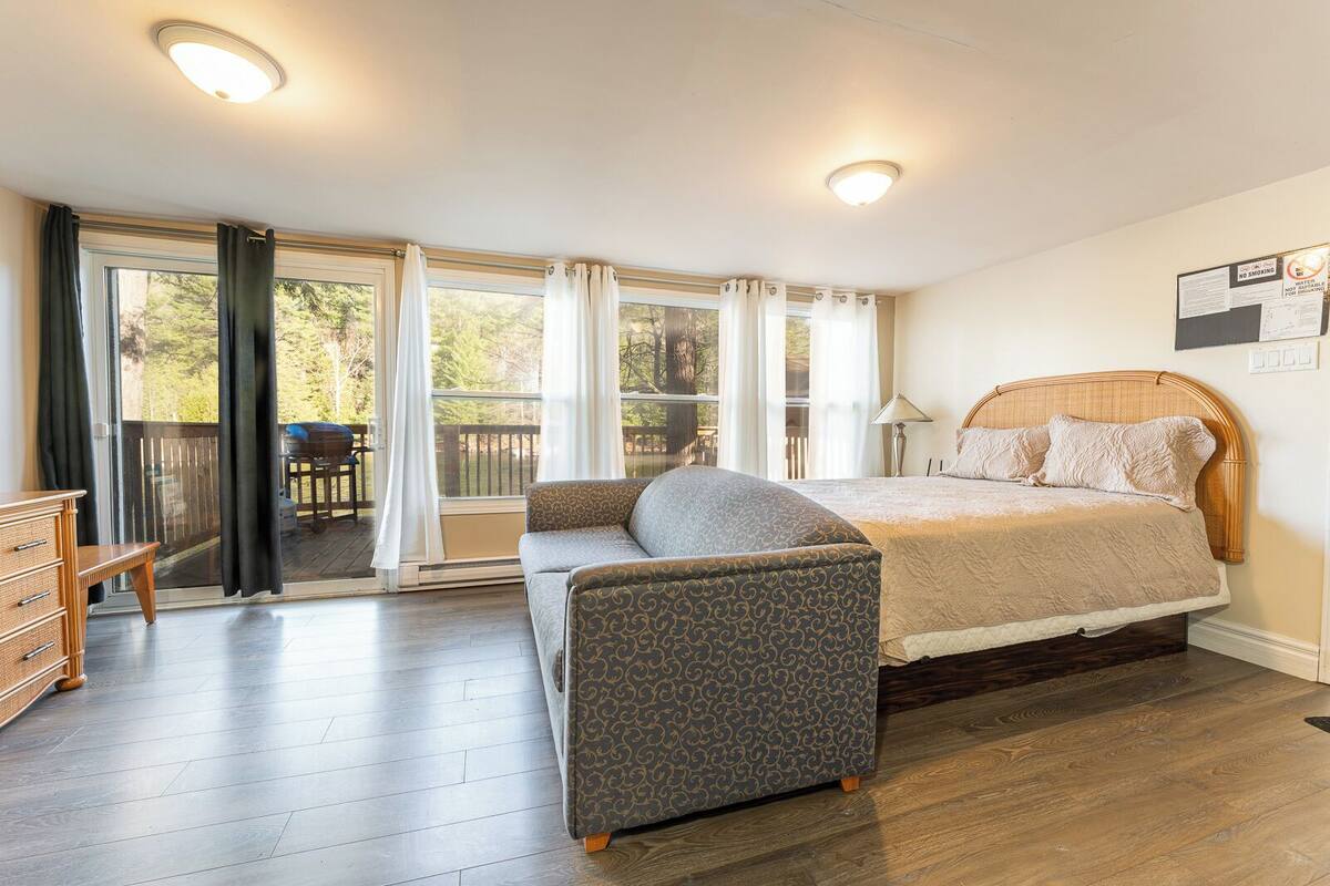 Deluxe Cabin | Laptop workspace, WiFi (free), individually furnished, bed sheets
