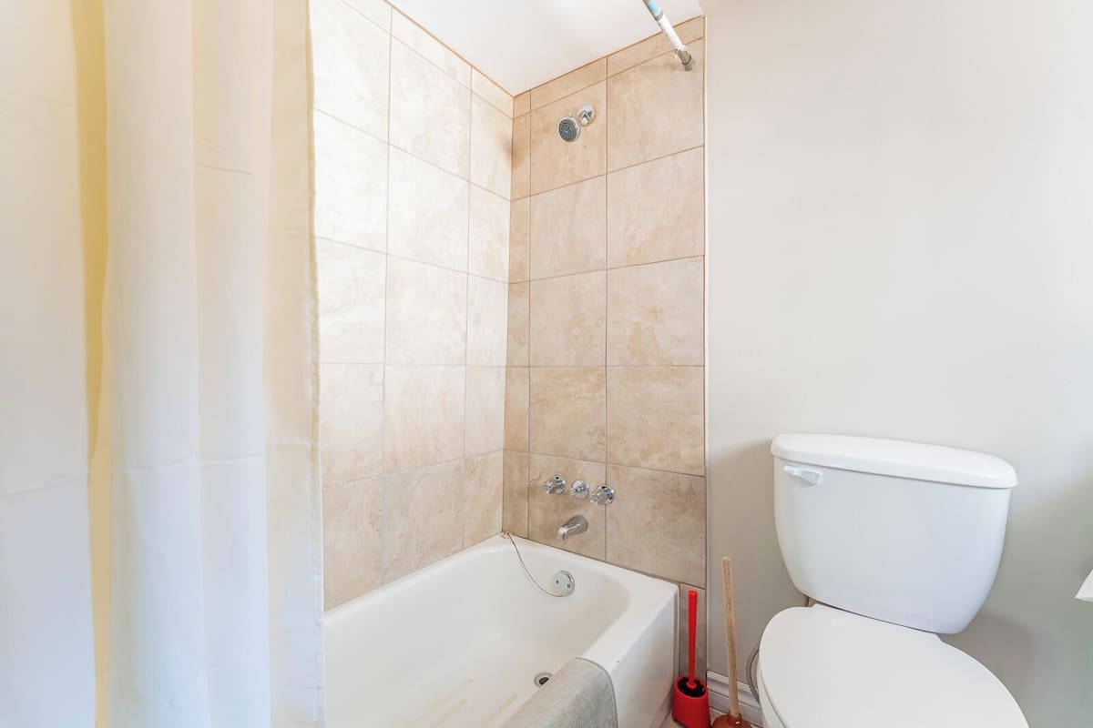 Huisje, 1 queensize bed, patio, uitzicht op meer | Badkamer | Een bad/douchecombinatie, handdoeken, toiletpapier