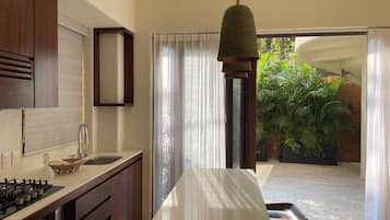 Microondas, horno y placa de cocina