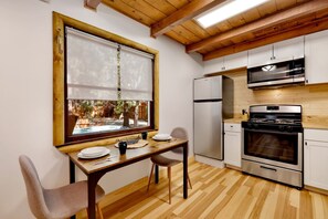 小屋, 1 張加大雙人床和 1 張沙發床, 熱水浴缸, 山景 (2035) | 私人廚房 | 咖啡機/沖茶器