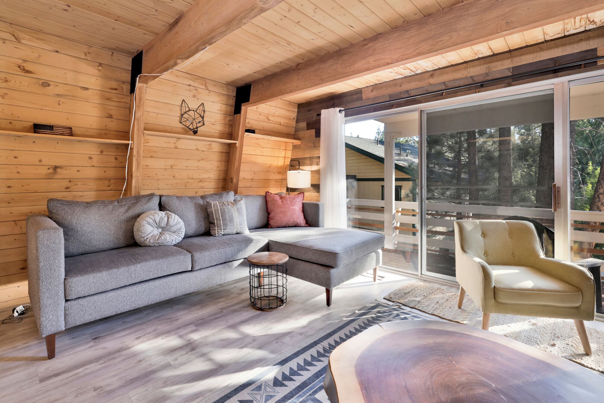 小屋, 庭院, 山景 (2190) | 起居區 | 壁爐