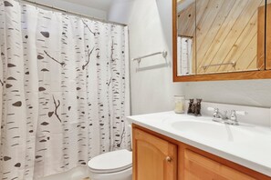 Baita, letti multipli, patio, vista montagna (2319) | Bagno | Asciugamani, carta igienica