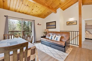 Cabaña, varias camas, patio, vistas a la montaña (2302) | Zona de estar | Una chimenea