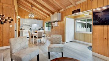 Hytte, flere senger, terrasse, fjellutsikt (2332) | Oppholdsområde