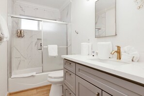Kabin, Beberapa Tempat Tidur, patio, pemandangan gunung (2332) | Kamar mandi | Perlengkapan mandi desainer, handuk,  dan tisu toilet
