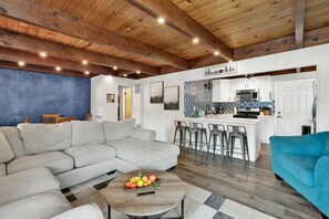 小屋, 多張 床, 熱水浴缸, 山景 (2135) | 起居區 | 壁爐