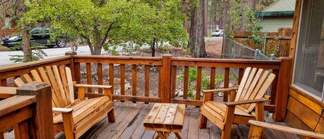 Cabane, plusieurs lits, bain à remous, vue montagne (2165) | Vue de la chambre