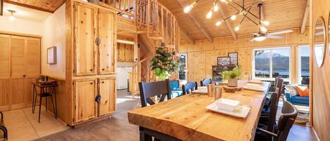 Cabane, plusieurs lits, patio, vue montagne (1978) | 3 chambres, décoration personnalisée, ameublement personnalisé