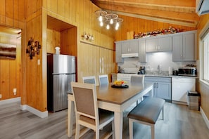 Cabin, Multiple Beds, Patio, Mountain View (2334) | Private kitchen