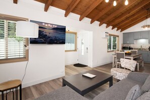 Cabaña, varias camas, patio, vista a la montaña (2334) | Área de sala de estar