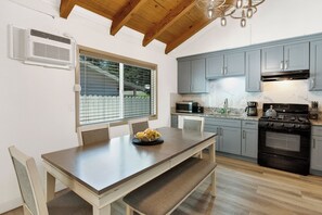 Cabaña, varias camas, patio, vista a la montaña (2334) | Cocina privada | Cafetera y tetera