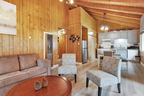 Hytte, flere senger, terrasse, fjellutsikt (2334) | Oppholdsområde