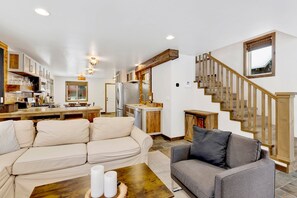 Hytte, flere senger, spabadekar, fjellutsikt (2113) | Oppholdsområde