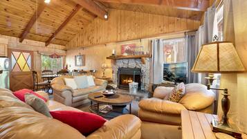 Cabana, diversos llits, pati, vistes a la muntanya (2191) | Sala d'estar | Llar de foc