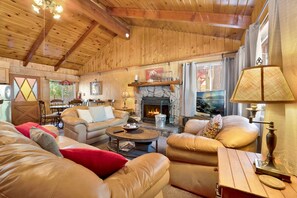 Living area - Pine Cone Cottage #2191 (Big Bear Lake)
