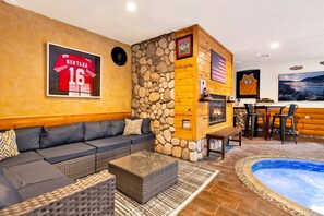 Hytte, flere senger, spabadekar, fjellutsikt (2031) | Oppholdsområde | Peis