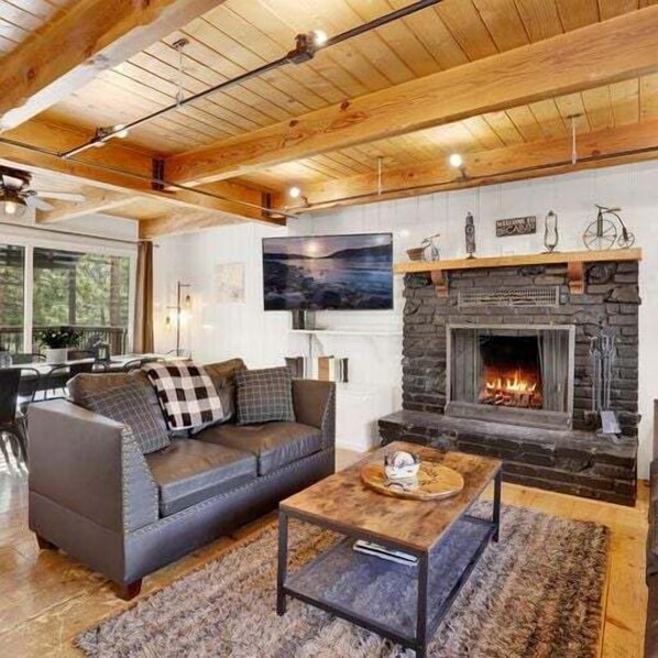 キャビン ベッド (複数台) スパ浴槽 マウンテンビュー (2337) | リビング エリア