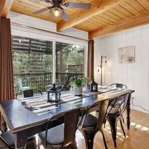 キャビン ベッド (複数台) スパ浴槽 マウンテンビュー (2337) | 客室内のダイニングエリア