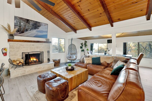 Stuga - flera sängar - bubbelpool - utsikt mot bergen (2372) | Vardagsrum